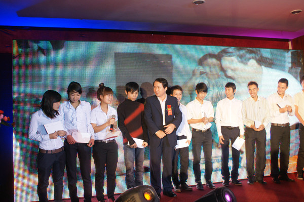 Ông Trần Phùng, UVTV Tỉnh ủy - Chủ tịch Ủy ban MTTQ Việt Nam tỉnh Thừa Thiên Huế trao học bổng cho học sinh nghèo học giỏi tại Huế