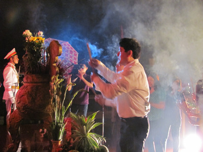 Anh Nguyễn Đắc Vinh, Bí thư thứ nhất T.Ư Đoàn dâng hương tại Nghĩa trang Hoàng Đồng (TP Lạng Sơn). Ảnh: Duy Chiến