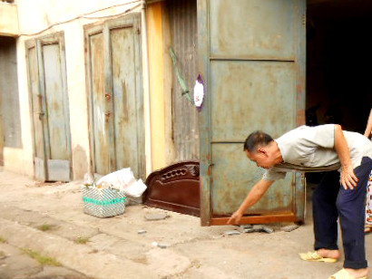 Ông Bửu bảo vệ chung cư đang chỉ nơi 3 con bạc tiếp đất. Ảnh: Oanh Nguyễn Ông Bửu bảo vệ chung cư đang chỉ nơi 3 con bạc tiếp đất