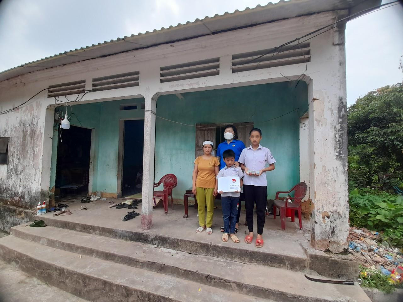 Hai cháu nhỏ mồ côi mẹ nay lại mồ côi bà