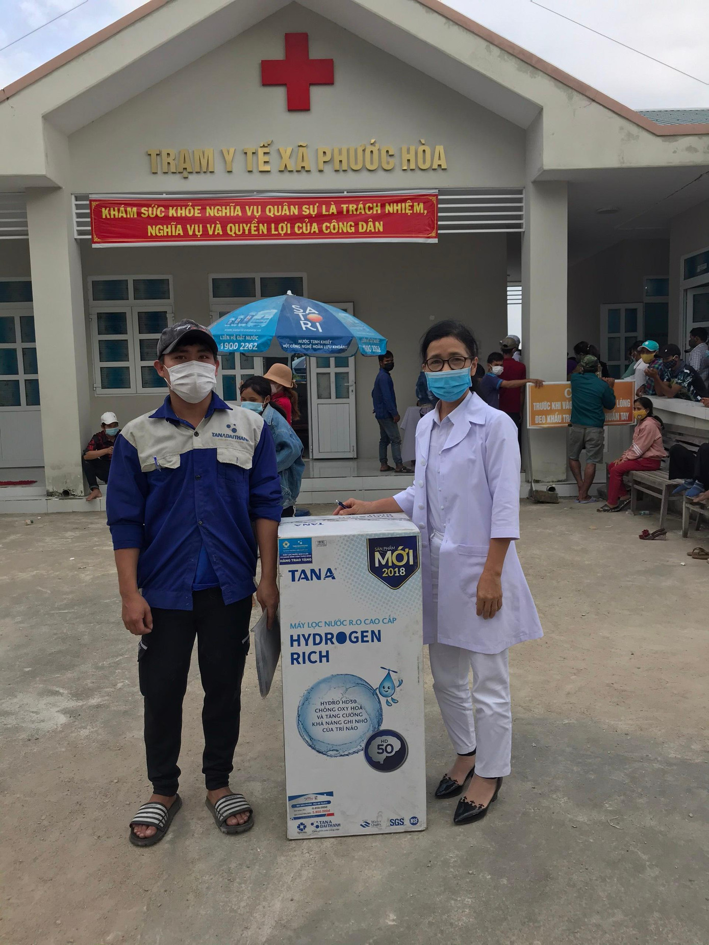 Bộ phận Kỹ thuật chuẩn bị tiến hành lắp đặt bồn chứa nước tại điểm trường ở Sơn Tây, Quảng Ngãi Bộ phận Kỹ thuật chuẩn bị tiến hành lắp đặt bồn chứa nước tại điểm trường ở Sơn Tây, Quảng Ngãi