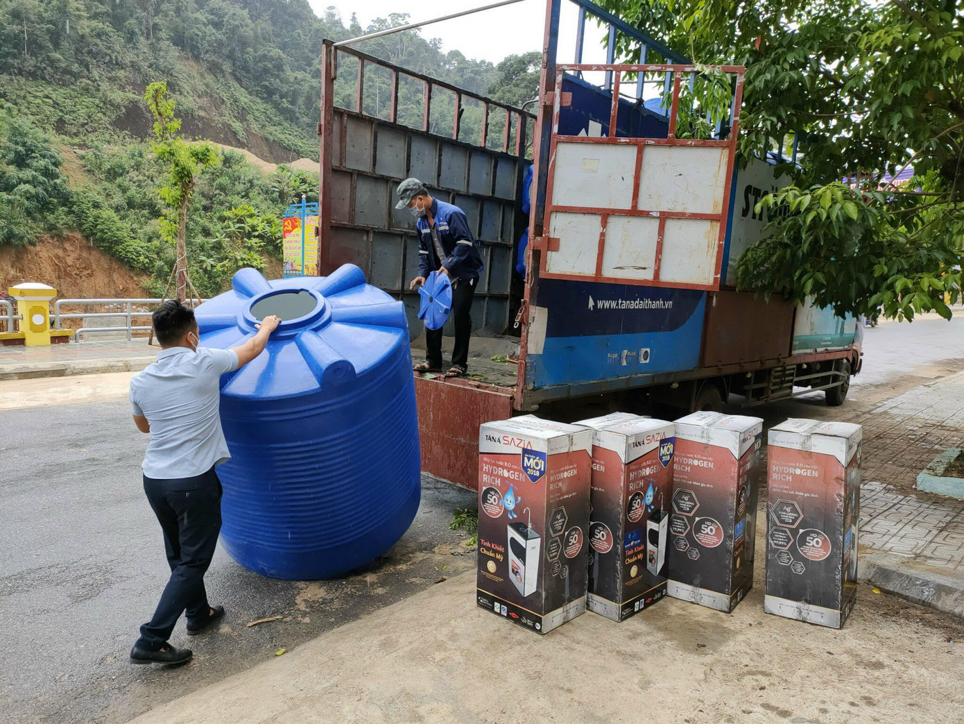 Bộ phận vận chuyển đang thực hiện việc chuyển quà tặng tới các điểm trường ở huyện Nam Trà My (Quảng Nam). Bộ phận vận chuyển đang thực hiện việc chuyển quà tặng tới các điểm trường ở huyện Nam Trà My (Quảng Nam).