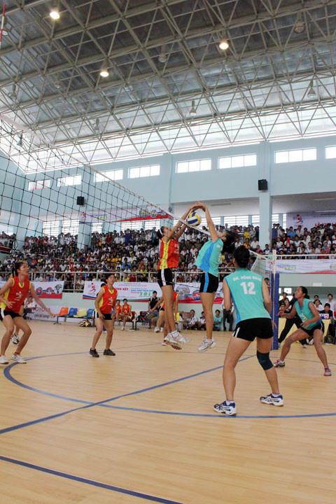 Bán kết nữ 1 giữa ĐH Hải Phòng và ĐH QT Hồng Bàng