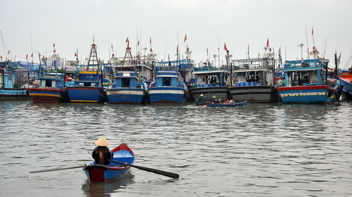 Ghe cá vào neo đậu tránh bão tại khu vực Bến Đá, P.5. TP Vũng Tàu. Ảnh chụp lúc 16g ngày 31-3. Ảnh: Tuổi trẻ
