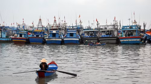 Ghe cá vào neo đậu tránh bão tại khu vực Bến Đá, P.5. TP Vũng Tàu. Ảnh chụp lúc 16g ngày 31-3. Ảnh: Tuổi trẻ