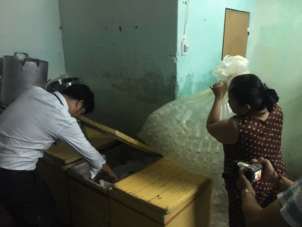 Đà Nẵng: Kiểm tra đột xuất, đình chỉ hai cơ sở nấu sữa bắp ảnh 1