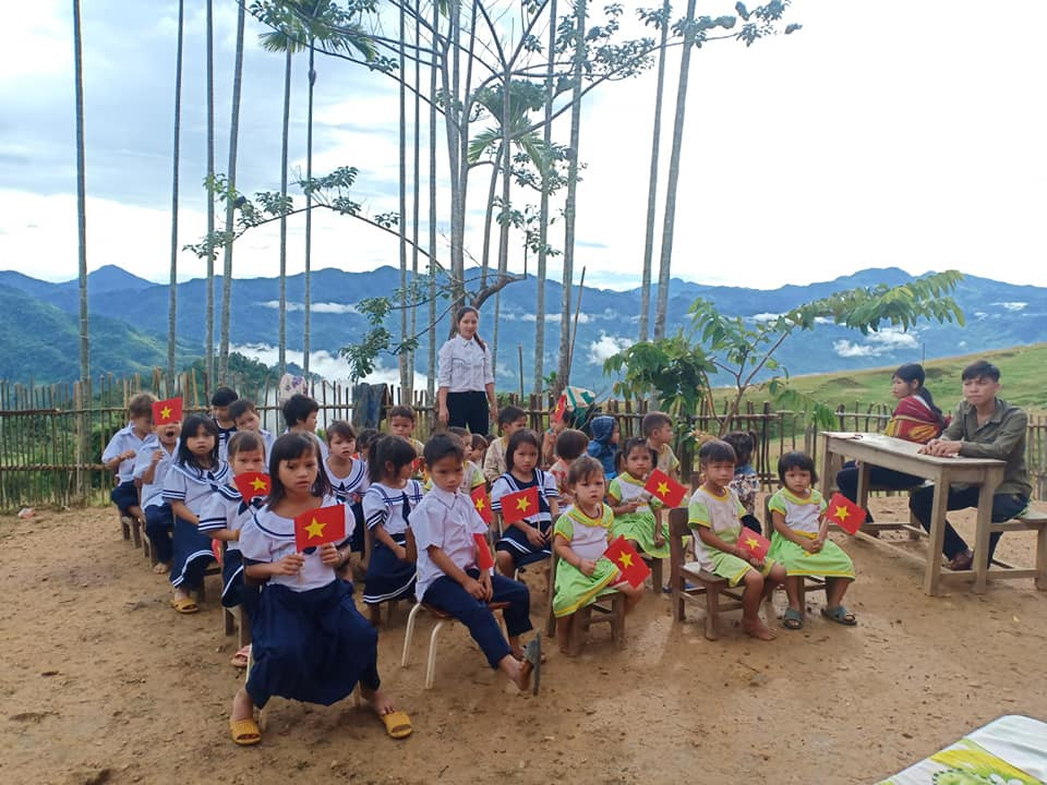 Xúc động lễ khai giảng 2 cô giáo 34 trò trên vùng cao Nam Trà My ảnh 9
