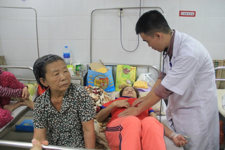 Bác sĩ thăm khám cho bệnh nhân sốt xuất huyết tại Bệnh viện Đà Nẵng.