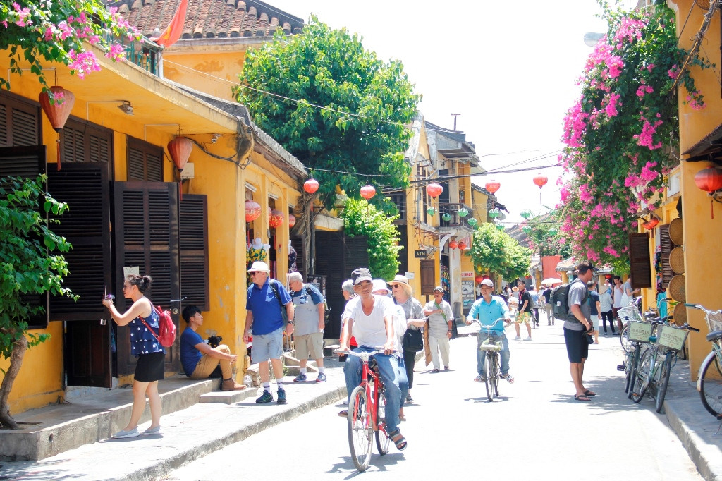 Cô gái khoe ngực trần ở Hội An tiếp tục bị ném đá vì hành động xin lỗi vô duyên ảnh 9