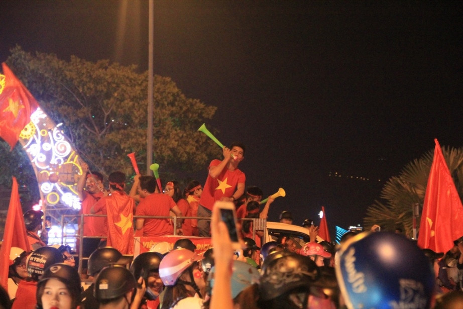 Cả nước xuống đường mừng tuyển Việt Nam vào chung kết AFF Cup ảnh 1