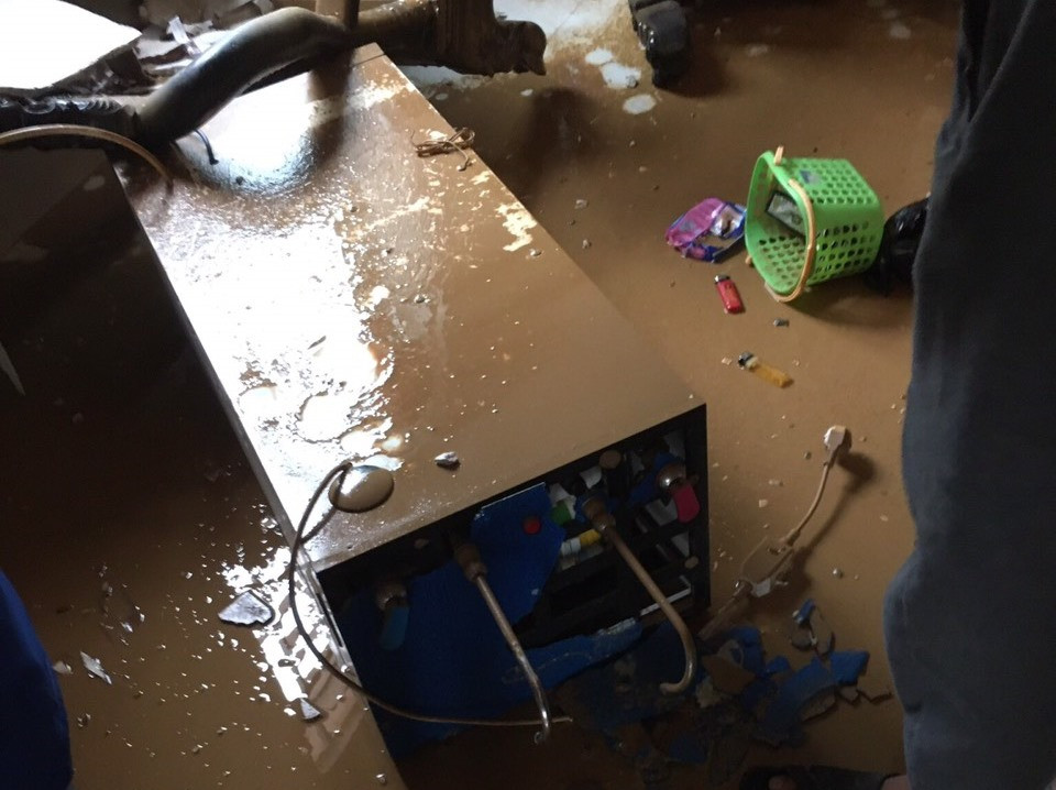 Đồ đạc, thiết bị điện của người dân bị nước lũ ngâm nhiều ngày.