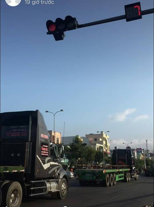 Ba xe đầu kéo nối đuôi vượt đèn đỏ giữa ban ngày ảnh 1