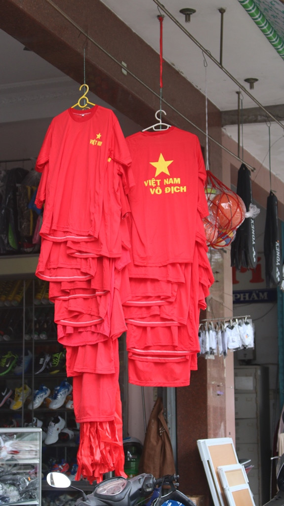 “Tới giờ, đóng cửa, mang áo cờ tổ quốc đi cổ vũ đội tuyển U23!” ảnh 8