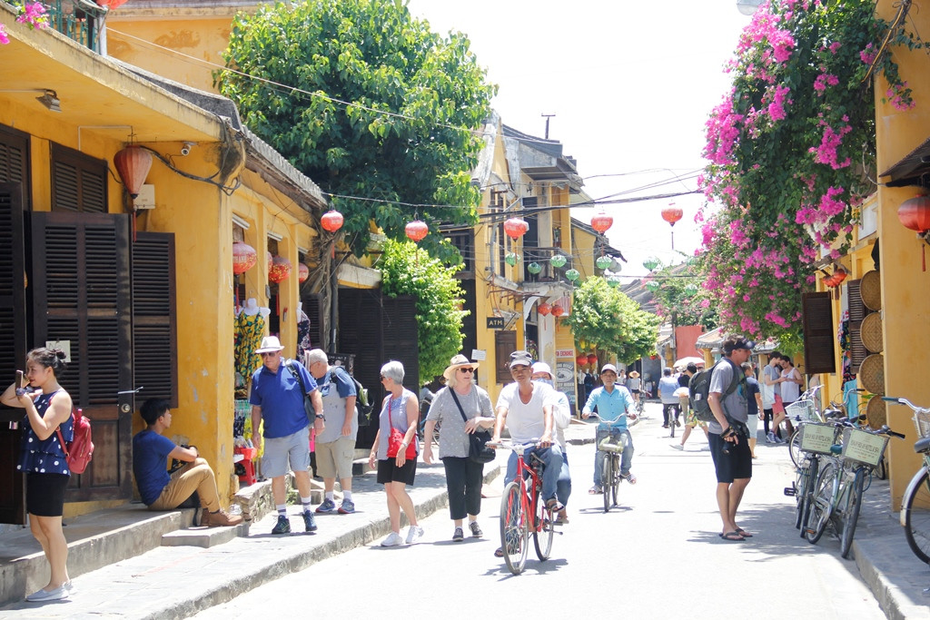 Cô gái để ngực trần quay clip trên nóc phố cổ Hội An bị dư luận kịch liệt lên án ảnh 2