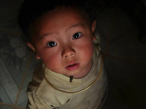 Nhiều gia đình người dân tộc Thái do kinh tế khó khăn nên đã phải bán con đi cho người khác nuôi hộ