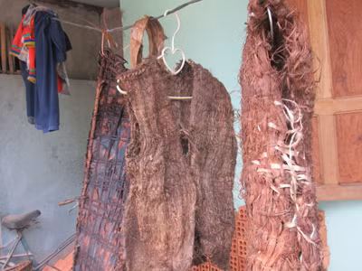 Những chiếc áo bằng vỏ cây