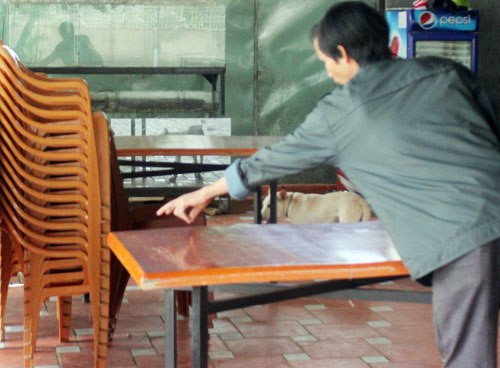 Nhân viên quán nhậu chỉ lại vị trí mà anh Lộc bị Luân đâm chết. Ảnh: An Nhơn