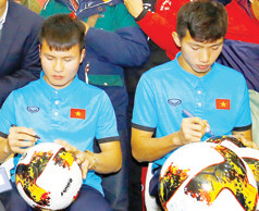 Độc đáo vật phẩm đấu giá gây quỹ Hỗ trợ tài năng trẻ ảnh 1