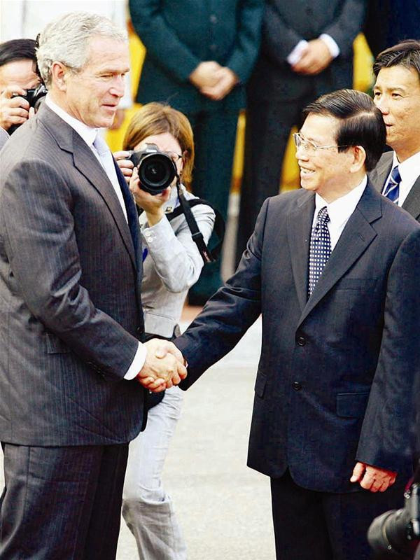 Chủ tịch nước Nguyễn Minh Triết bắt tay Tổng thống Bush tại lễ đón chính thức. Ảnh: Hồng Vĩnh