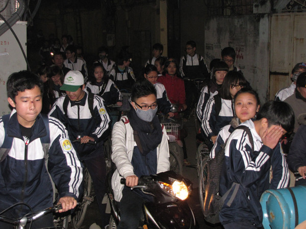 Ngõ Thổ Quan ách tắc do xung đột giao thông giữa dòng học sinh tan trường và dòng phương tiện của người dân