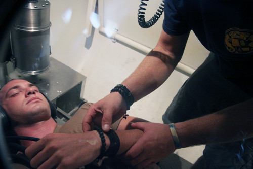 Tình huống giả định thợ lặn bị nạn đang phục hồi trong buồng tăng, giảm áp. Tình huống giả định thợ lặn bị nạn đang phục hồi trong buồng tăng, giảm áp