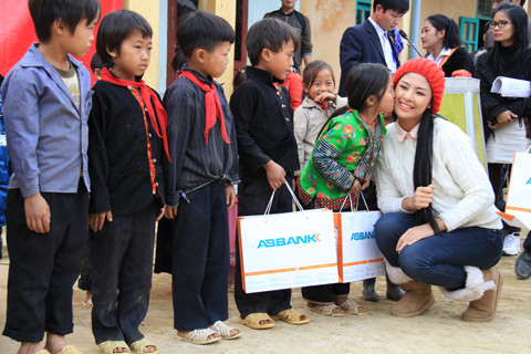 Trao quà xong, Ngọc Hân nhận được một “cái thơm” của em bé vùng cao. Ảnh: Trường Phong. Trao quà xong, Ngọc Hân nhận được một “cái thơm” của em bé vùng cao. Ảnh: Trường Phong