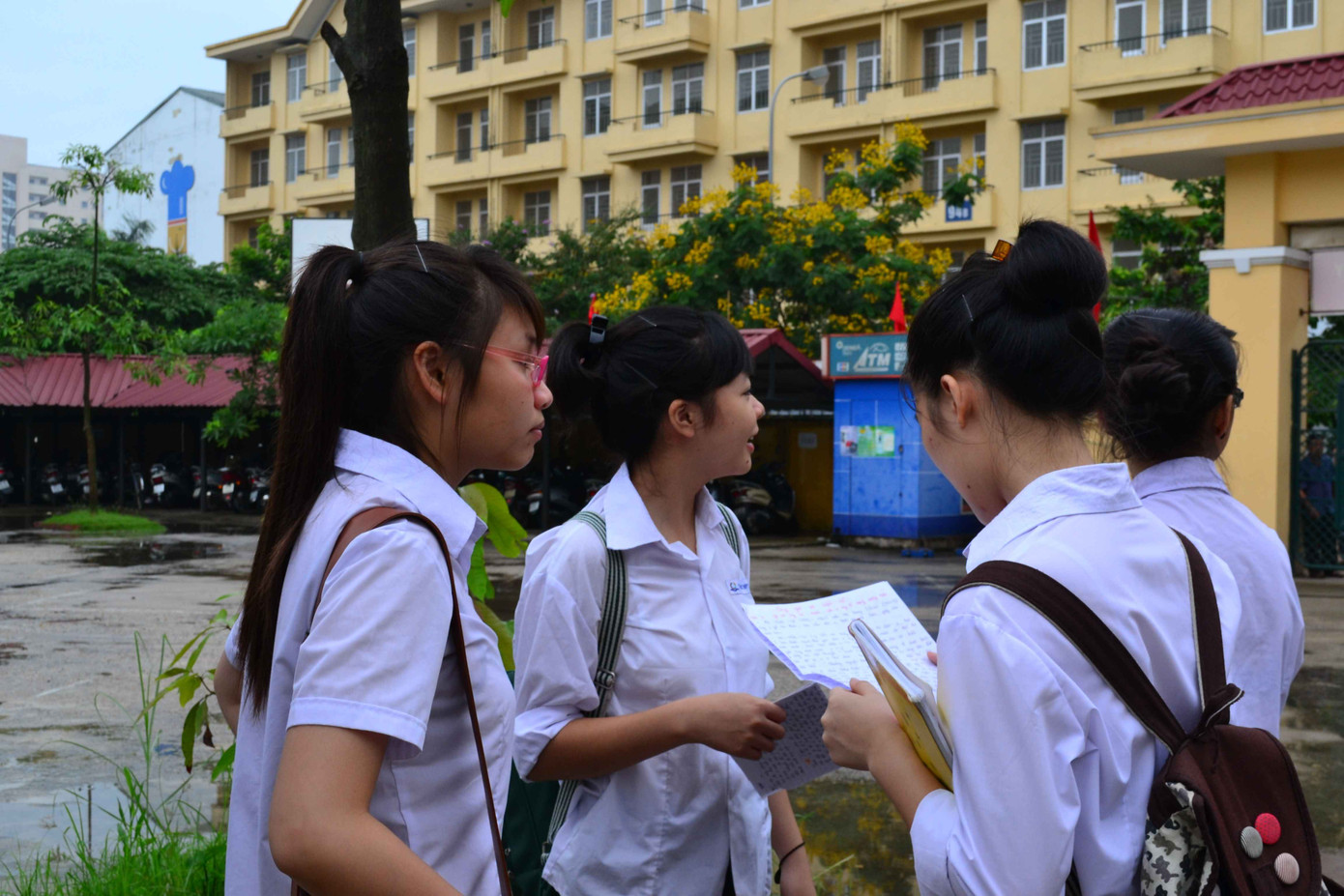 Sĩ tử tranh thủ ôn bài trước giờ thi ảnh 10