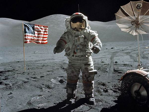 Eugene Sernan bên cạnh lá cờ Mỹ. Ảnh: NASA