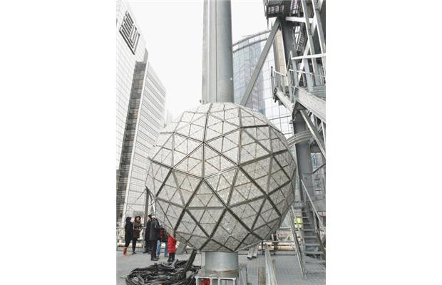 Quả cầu thắp sáng tại quảng trường Times (thành phố New York, Mỹ) đã được dựng lên và sẽ thắp sáng trong đêm nay để chào đón năm mới 2013