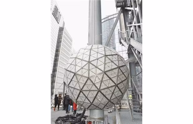 Quả cầu thắp sáng tại quảng trường Times (thành phố New York, Mỹ) đã được dựng lên và sẽ thắp sáng trong đêm nay để chào đón năm mới 2013
