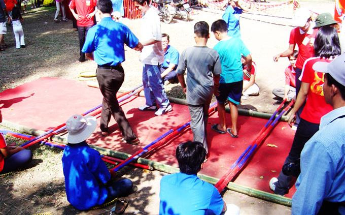 Hình tượng gà được kết thành từ các đóa hoa đủ màu sắc Rực rỡ sắc mai vàng mùa xuân Đài phun nước trang trí hình hoa sen Lựa chọn mua câu đối về treo ngày xuân Hồn nhiên tuổi thơ đón Tết Rộn ràng điệu nhảy sạp ngày xuân Trò chơi cà kheo đầy thử thách và thú vị Các em nhỏ hồn nhiên bên xích đu tiên Cuộc thi gói bánh chưng và bánh tét thu hút rất đông người xem Anh bộ đội khéo tay đang chăm chút cho chiếc bánh của mình Một thành viên xinh đẹp của nhóm Lọ Lem cũng đang nhiệt tình tham gia Đông đảo người dân thành phố tham quan Hội Hoa