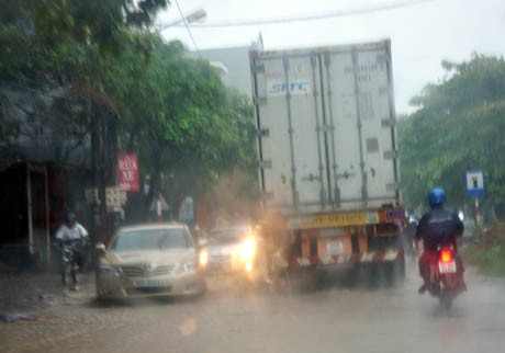 Mưa lớn gây ngập úng nhiều tuyến phố, phương tiện đi lại gặp nhiều khó khăn