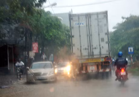 Mưa lớn gây ngập úng nhiều tuyến phố, phương tiện đi lại gặp nhiều khó khăn