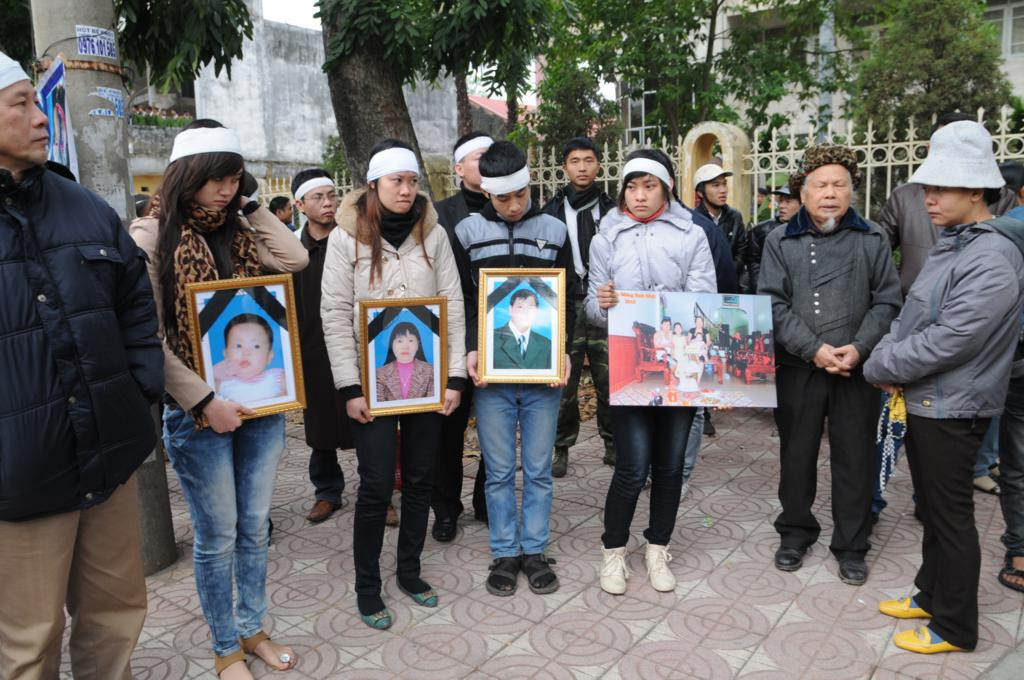Người nhà gia đình bị hại bên ngoài tòa án sáng nay. Ảnh: Tuấn Nguyễn. Người nhà gia đình bị hại bên ngoài tòa án sáng nay. Ảnh: Tuấn Nguyễn
