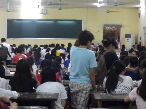 Học sinh đổ vào lớp ngày một đông, những dãy bàn đầu nhanh chóng kín chỗ