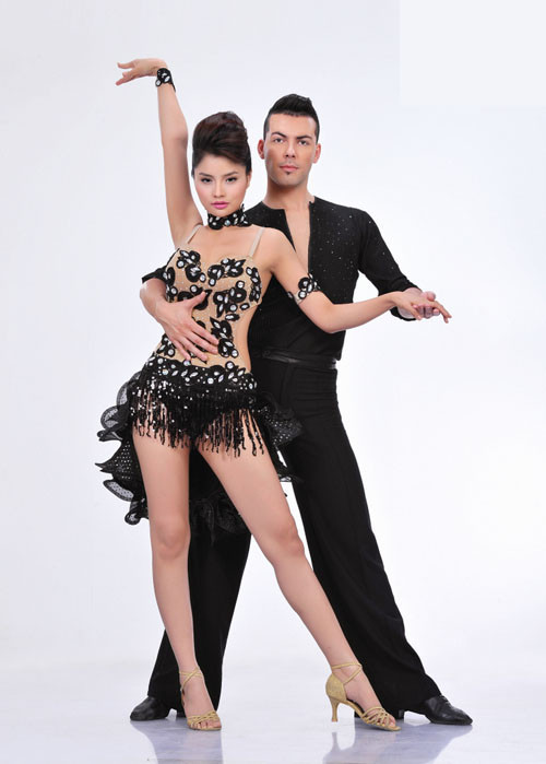 Người đẹp Vũ Thu Phương hứa hẹn sẽ có những vũ điệu sôi động với bạn nhảy Tihomir Romanov Gavrilov Cặp bạn nhảy Huy Khánh - Tsveta Krasimirova Tsocheva Nữ ca sỹ Thủy Tiên và bạn nhảy Petyo Dimitrov Toyanov Người đẹp Kim Hiền và bạn nhảy Daniel Nikolov Denev Nguyên Vũ liệu có nhận được nhiều đề cử của các khán giả trẻ trên sàn khiêu vũ? Anh Khoa và bạn nhảy Iva Ludmilova Grigorova Hứa Vĩ Văn sẽ thử tài khiêu vũ bên cạnh Anna Nikolaeva Sidova Đại Nghĩa và "đối tác" Valeriya Nikolaeva Bozukova sẽ vào cuộc ở "Bước nhảy hoàn vũ 2011" Nữ ca sỹ Thu Minh được đánh giá là một ứng cử viên nặng ký ở cuộc thi năm nay Diễn viên Thanh Thúy