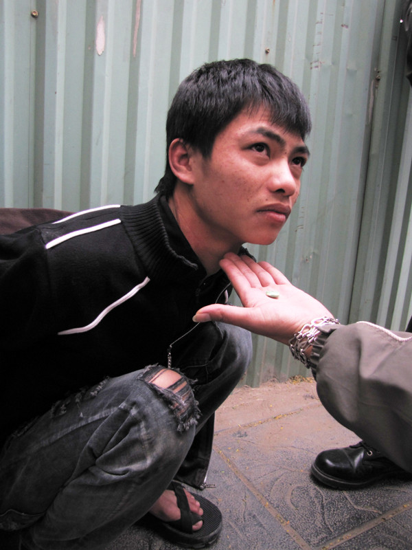 Lê Đình Tú và tang vật. Ảnh: Tuấn Nguyễn. Lê Đình Tú và tang vật