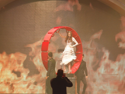 Trong khi đó Mai Giang làm rất tốt và biết điểm dừng trước ống kính