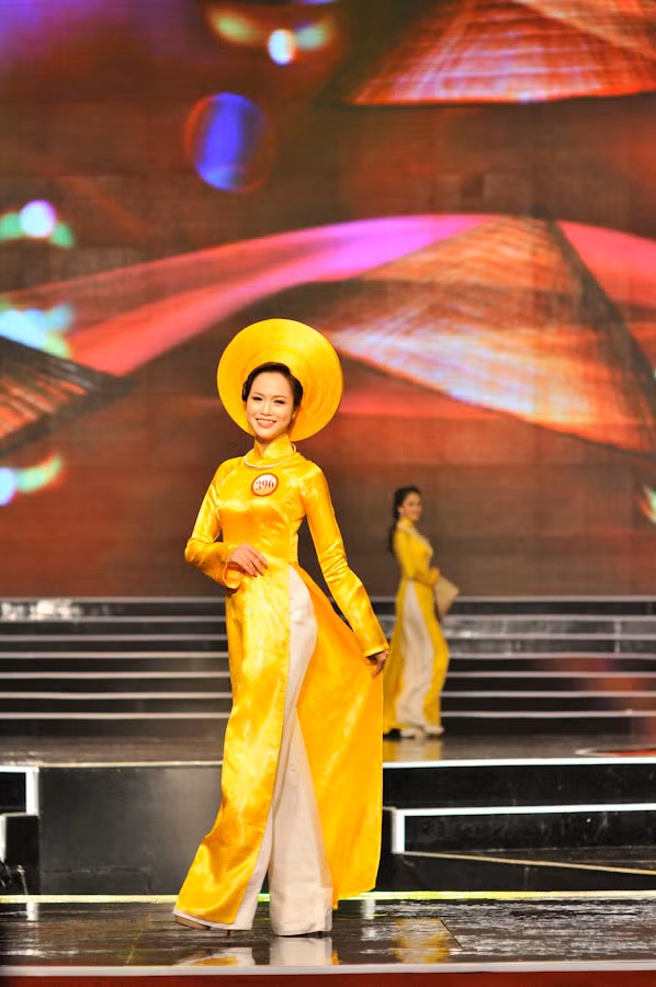 Vũ Ngọc Anh trong phần trình diễn áo dài