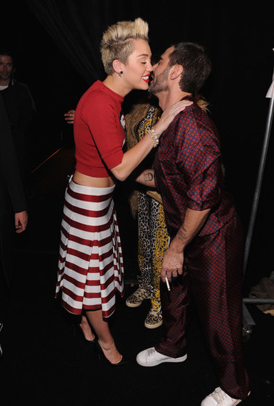 Miley Cyrus hỏi thăm NTK Marc Jacobs khi tới xem buổi trình diễn BST Thu Đông 2013 của anh. Miley Cyrus hỏi thăm NTK Marc Jacobs khi tới xem buổi trình diễn BST thu đông 2013 của anh