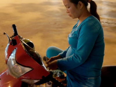 ...Và đếm tiền móc được từ túi ông lão bán kẹo cao su