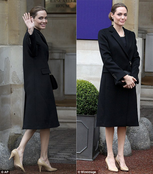 Nữ diễn viên ăn mặc rất lịch lãm và sang trọng. Nữ diễn viên ăn mặc rất lịch lãm và sang trọng