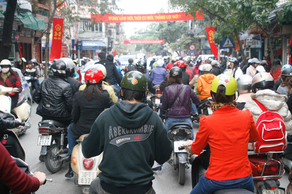 Cảnh tắc đường trên phố Hàng Bông