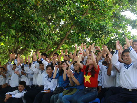 Chiến sĩ đảo Sơn Ca hào hứng với các tiết mục văn nghệ. Ảnh: Trường Phong