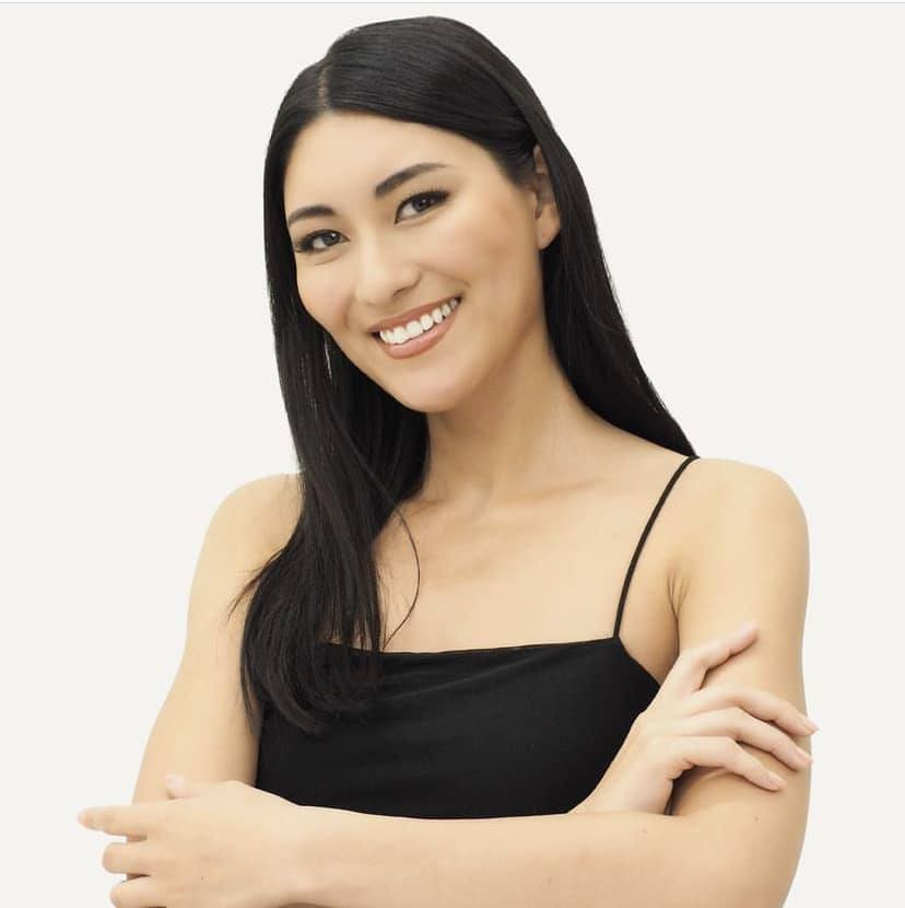 Bộ ảnh được thực hiện với phong cách đơn giản. Thí sinh mặc váy màu đen, trang điểm, làm tóc nhẹ nhàng.