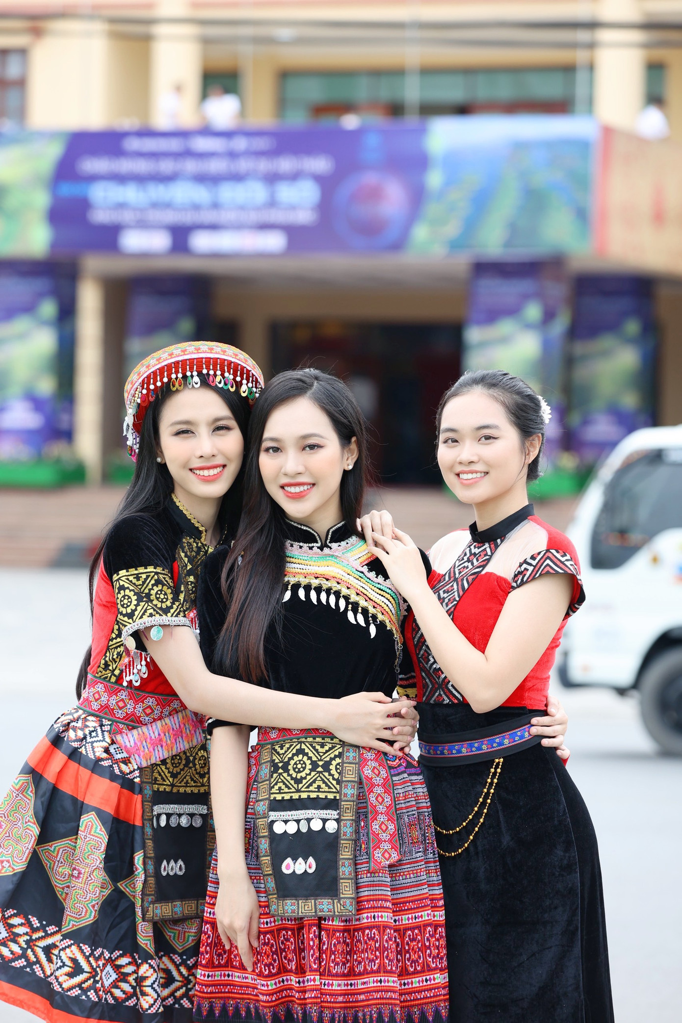 Có mặt tại buổi hội thảo, các người đẹp mặc trang phục hoạ tiết thổ cẩm của vùng núi Tây Bắc. Trang phục với màu sắc rực rỡ tôn lên vẻ đẹp rạng rỡ của dàn người đẹp. Đây cũng là lần hiếm hoi Á hậu Thùy Linh, Ngọc Hằng cùng người đẹp Phương Anh hội ngộ sau cuộc thi Hoa hậu Việt Nam 2022. Họ vui mừng trò chuyện, ghi lại những khoảnh khắc kỷ niệm.