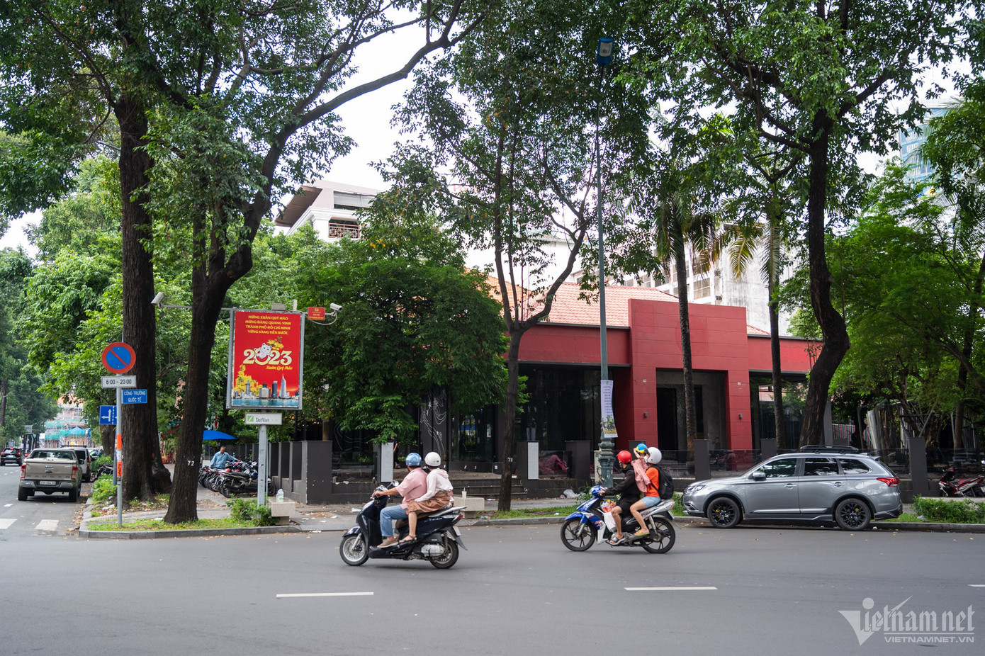 Không chỉ tuyến phố thời trang nổi tiếng ở quận 5, hàng loạt quán cà phê ở khu vực hồ Con Rùa như PhinDeli, Passio, Chuk Chuk cũng đã trả mặt bằng.