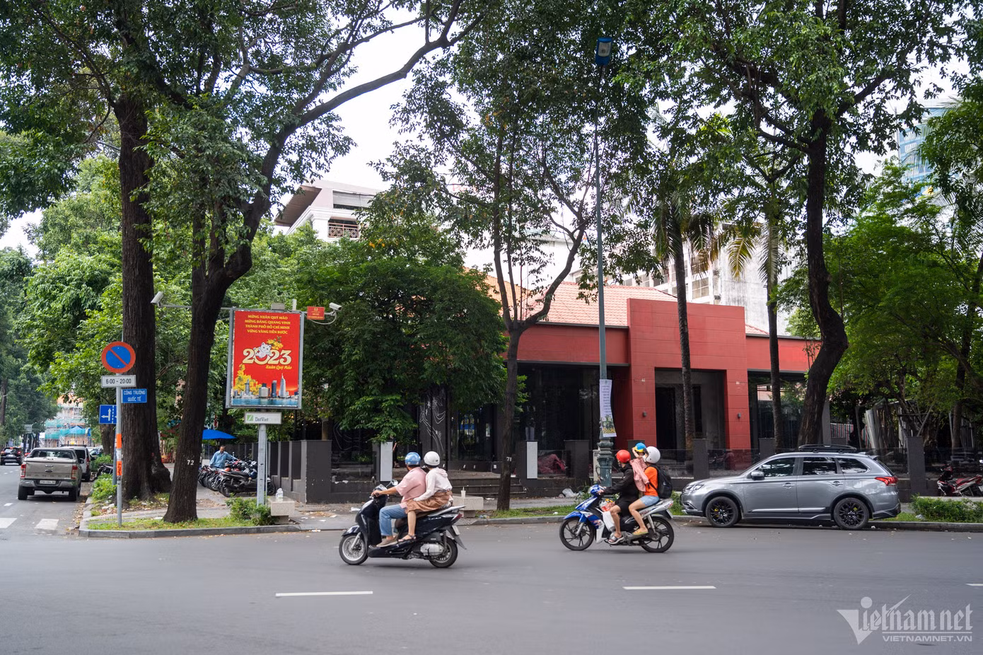 Không chỉ tuyến phố thời trang nổi tiếng ở quận 5, hàng loạt quán cà phê ở khu vực hồ Con Rùa như PhinDeli, Passio, Chuk Chuk cũng đã trả mặt bằng.