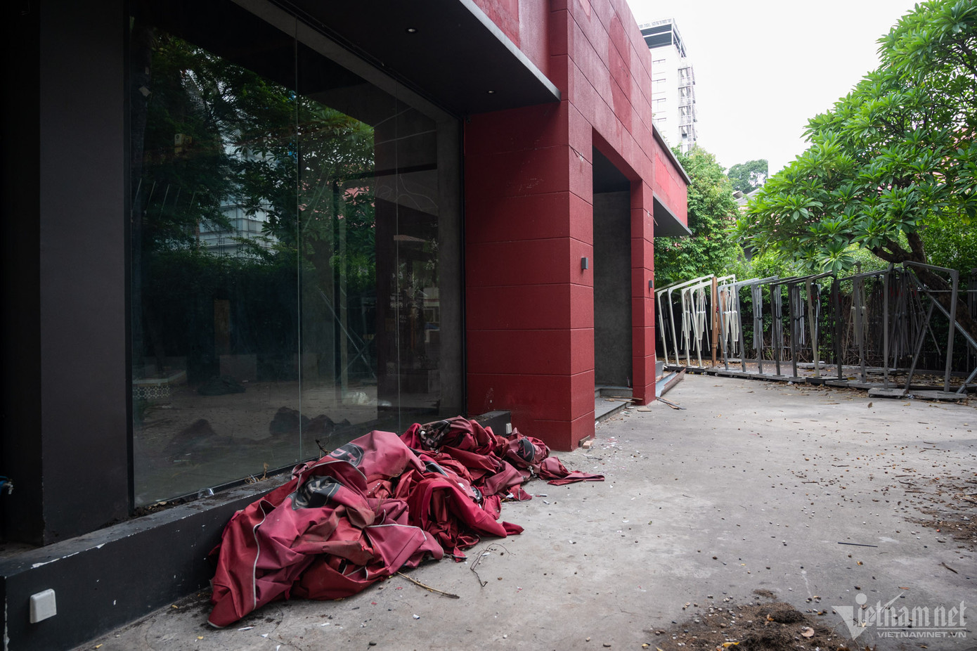 Cuối tháng 5, nhiều bạn trẻ tiếc nuối khi quán cà phê Phin Deli có view đẹp tại hồ Con Rùa thông báo đóng cửa.