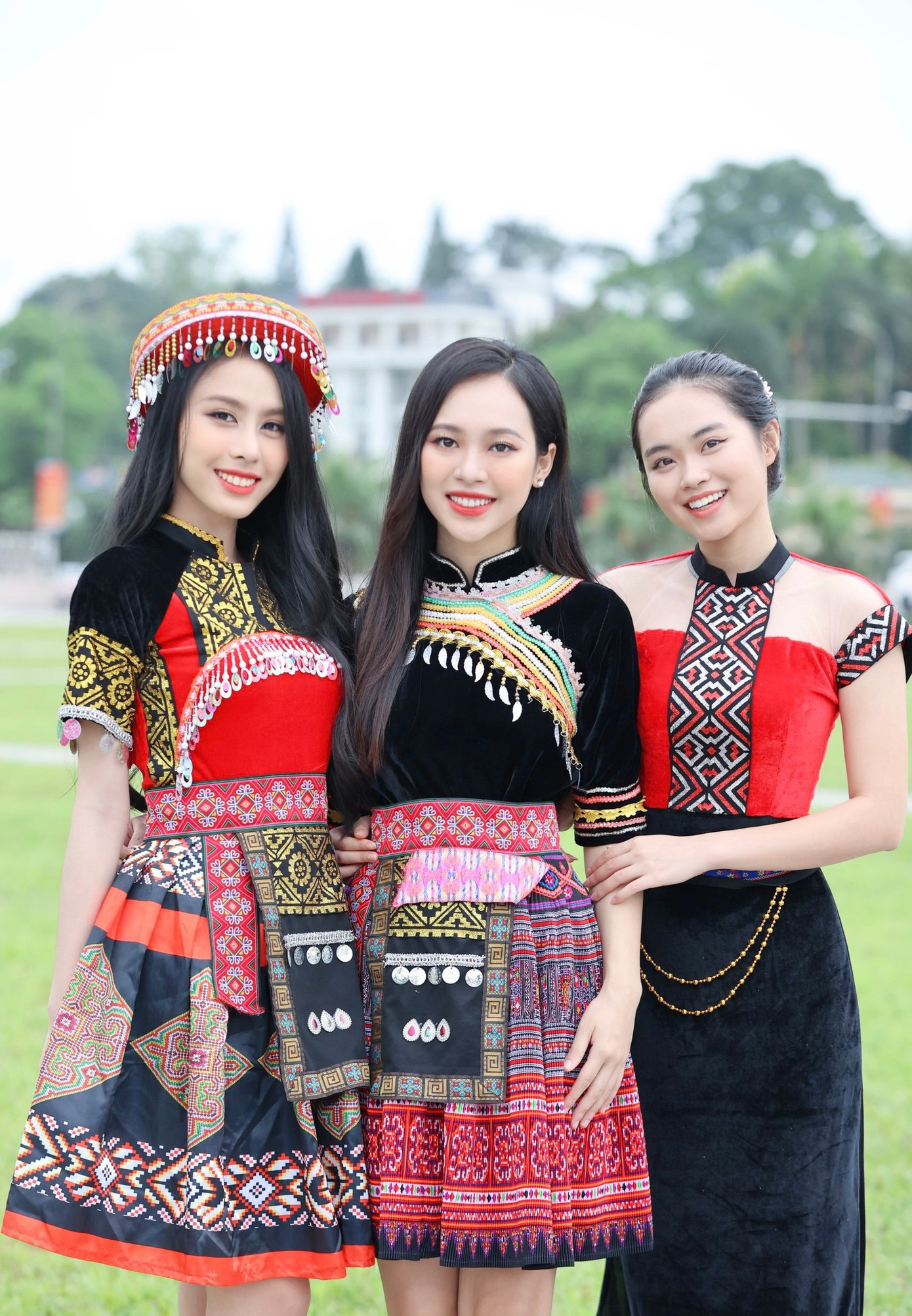 Với Á hậu Thùy Linh và Ngọc Hằng, đây đều là lần đầu tiên họ đến với vùng đất Yên Bái. Hai người đẹp cảm thấy vô cùng hấp dẫn qua những trải nghiệm ấn tượng nơi mảnh đất đa sắc màu văn hóa này. Trong khi đó, người đẹp Phương Anh cho biết cô mới chỉ đến Yên Bái một lần, cách đây cũng đã khá lâu. Ấn tượng của người đẹp về nơi đây là thiên nhiên hoang sơ, yên bình.